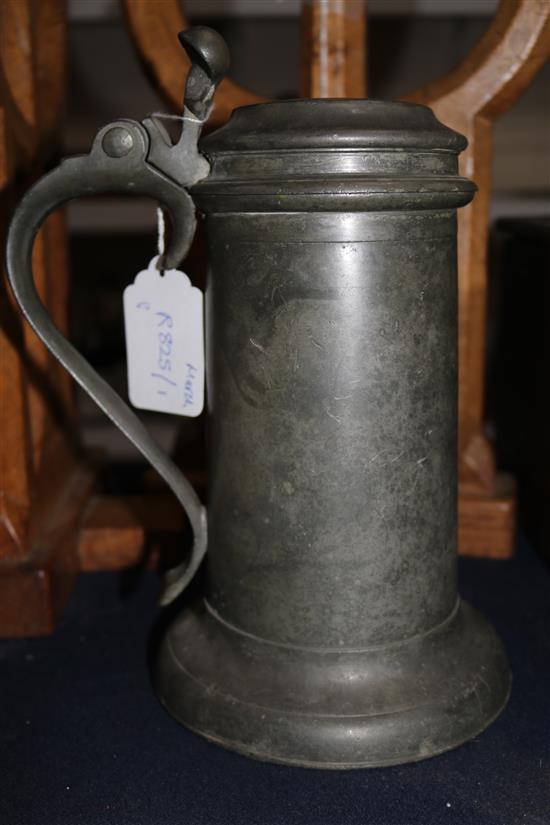 A Charles II Beefeater pewter flagon, probably Robert Marten (1638-1674), 9.25in.
